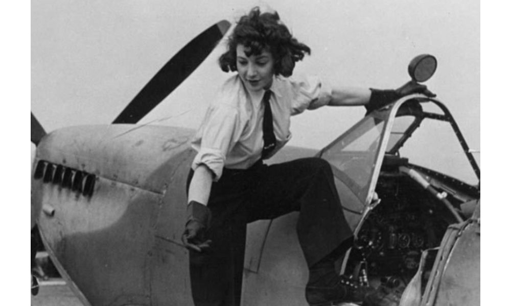 Maureen Dunlop en uno de sus aviones.